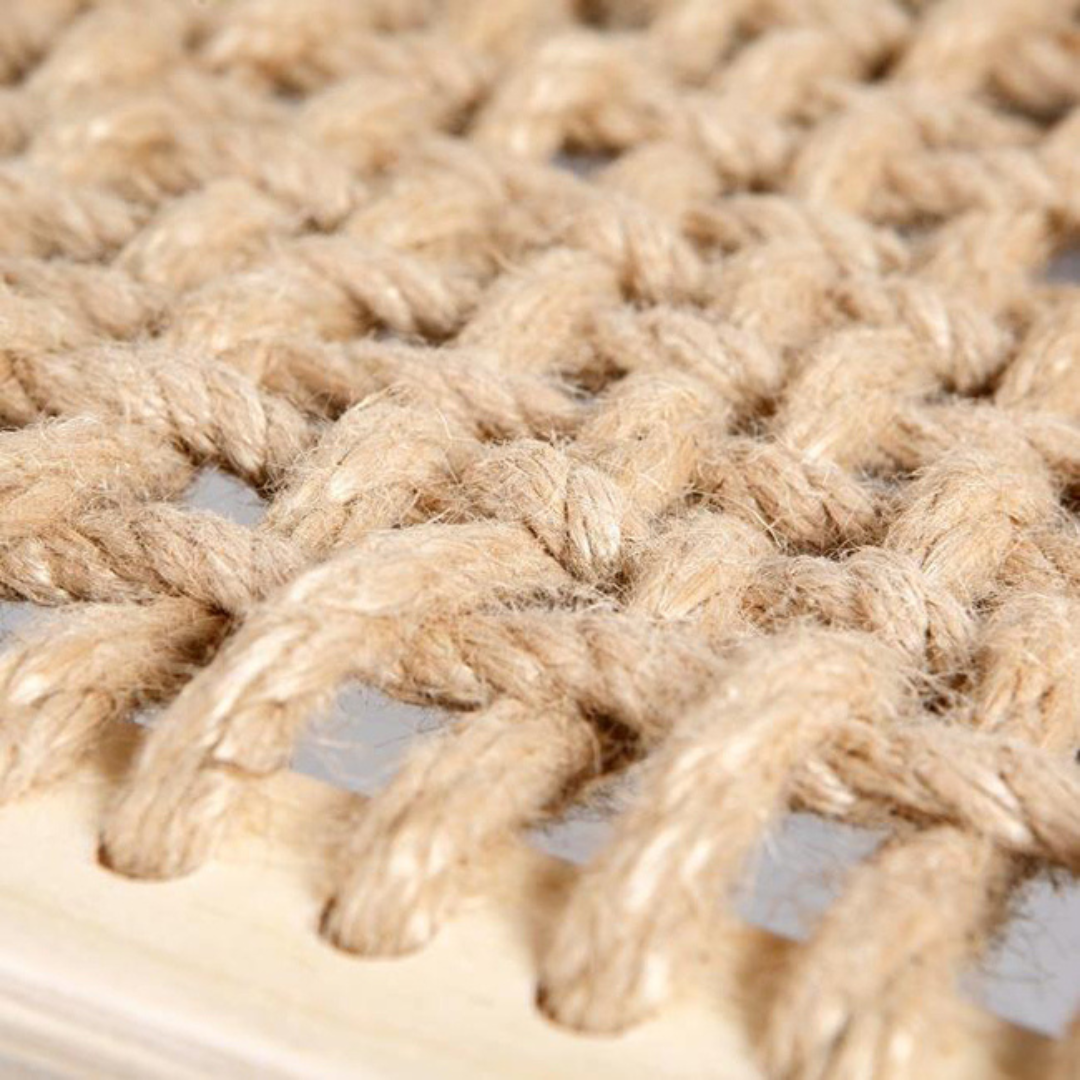 Kattenwandplank van hout met gevlochten touwmat en liggende kat