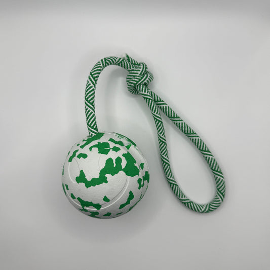 Groen-witte Bamboe Bal met koord – duurzame hondenspeelbal van rubber en bamboevezel