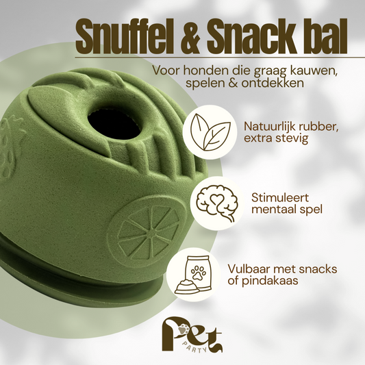 hond_speelt_met_olijfgroene_Snuffel_Snack_Bal_van_natuurlijk_rubber_gevuld_met_brokjes_spelen_begin_foto