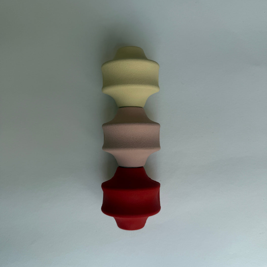 Snack & speelbal van natuurlijk rubber met openingen, verkrijgbaar in diverse kleuren

