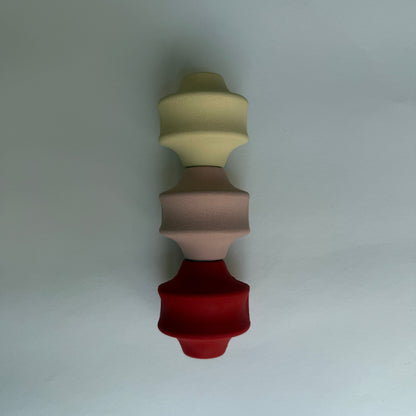 Snack & speelbal van natuurlijk rubber met openingen, verkrijgbaar in diverse kleuren

