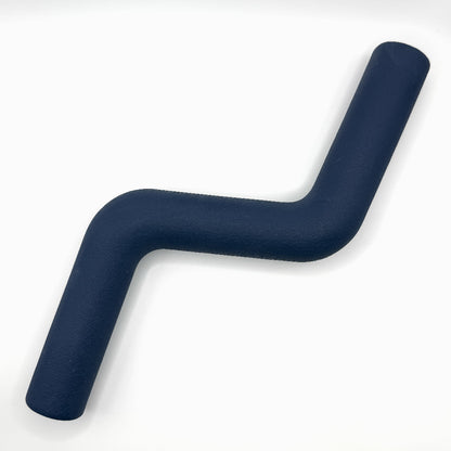 Blauwe_Hond_speelt_met_roze_blauwe_rode_paarse_beige_Speeltak_van_natuurlijk_rubber_veilig_alternatief_voor_de_klassieke_stok