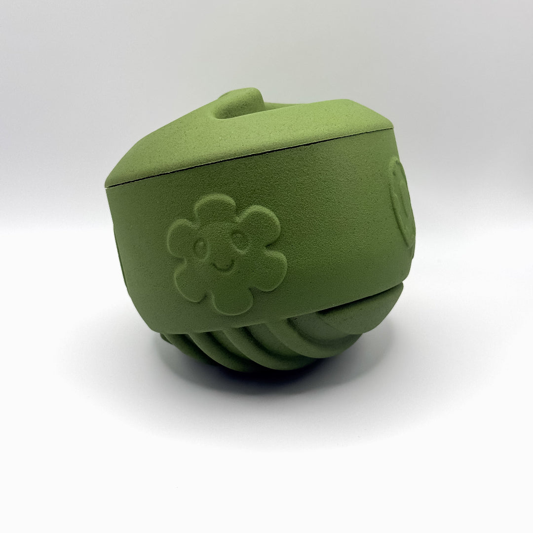 Dicht_hond_speelt_met_olijfgroene_Snuffel_Snack_Bal_van_natuurlijk_rubber_gevuld_met_brokjes