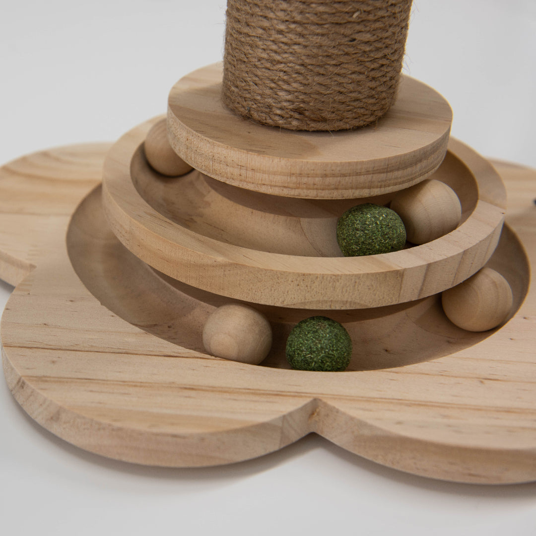 Flower Tower krabpaal van hout met speelcirkel, sisal en kippenveren