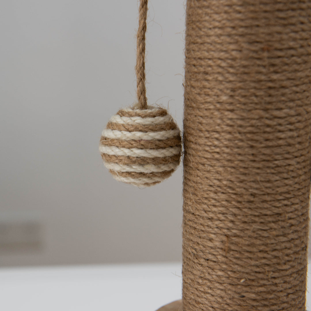 Flower Tower krabpaal van hout met speelcirkel, sisal en kippenveren