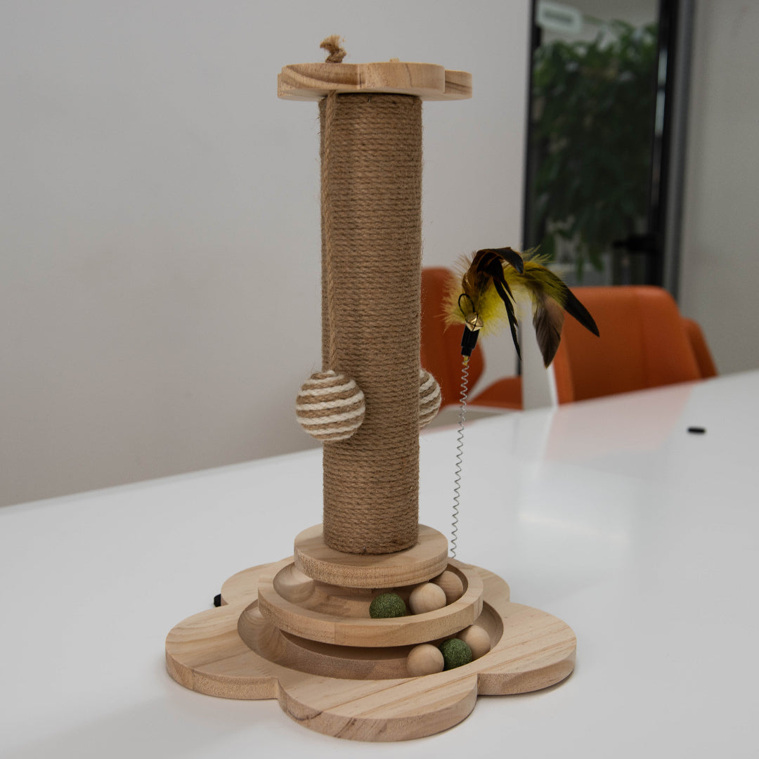 Flower Tower krabpaal van hout met speelcirkel, sisal en kippenveren