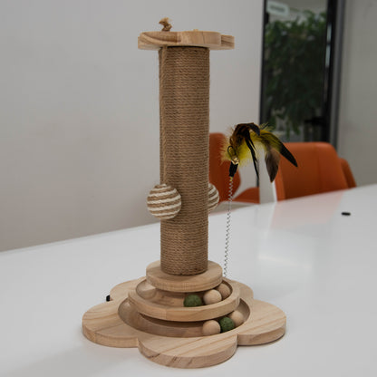 Flower Tower krabpaal van hout met speelcirkel, sisal en kippenveren