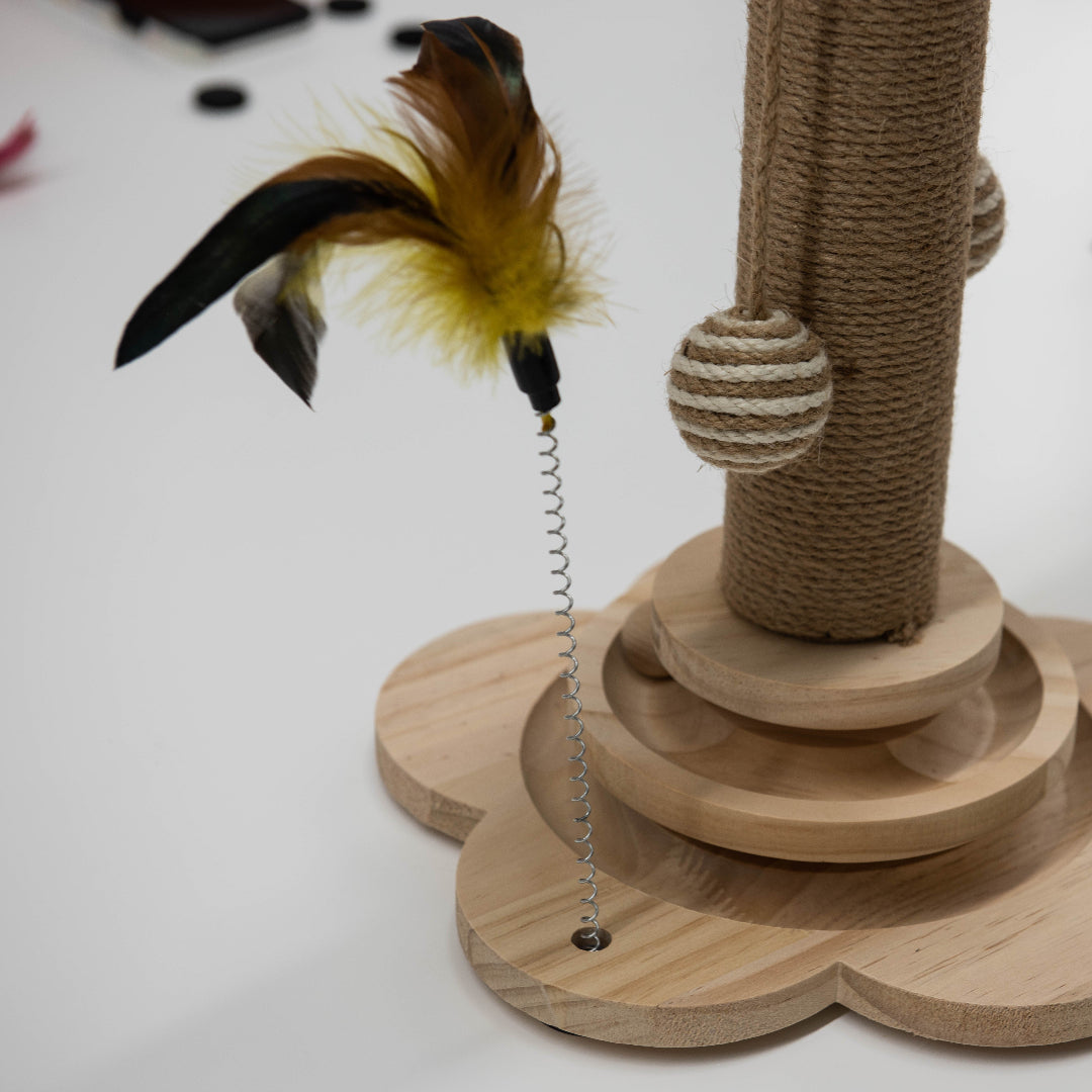 Flower Tower krabpaal van hout met speelcirkel, sisal en kippenveren