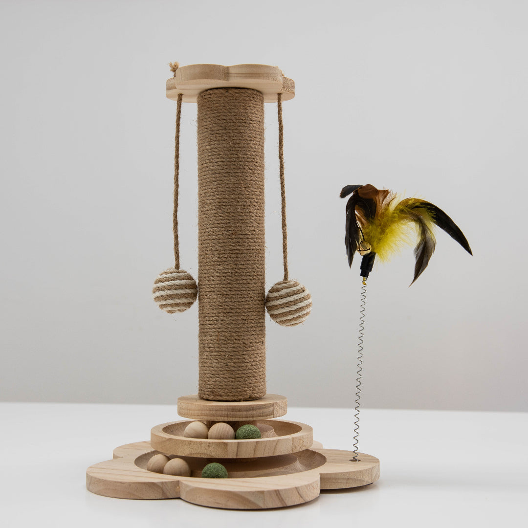 Flower Tower krabpaal van hout met speelcirkel, sisal en kippenveren
