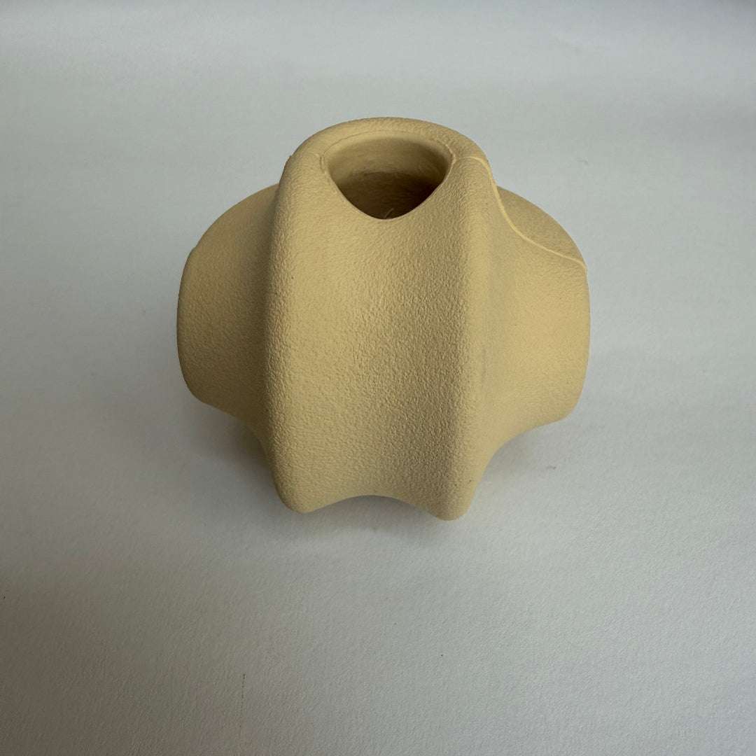 Snack & speelbal van natuurlijk rubber met openingen, verkrijgbaar in diverse kleuren

