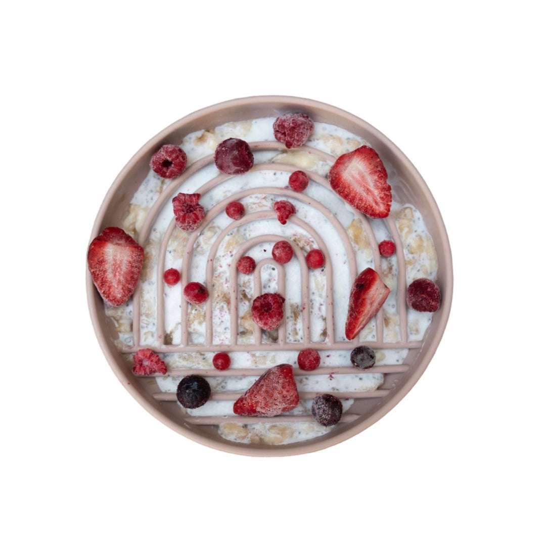 Grijze_siliconen_likmat_voor_honden_met_zuignap_20_cm_slowfeeder_ontwerp_met_ribbels_en_hoekjes_2