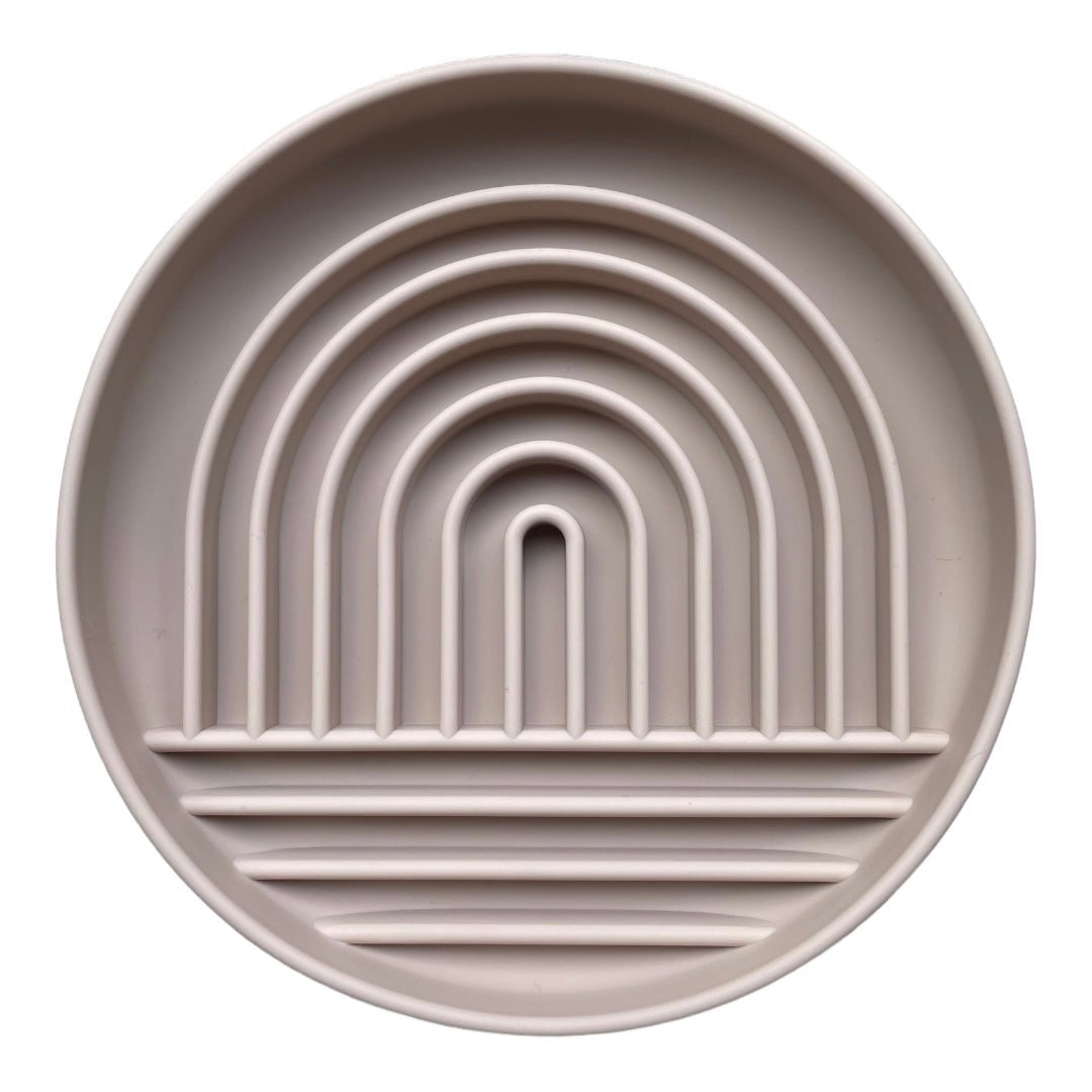 Grijze_siliconen_likmat_voor_honden_met_zuignap_20_cm_slowfeeder_ontwerp_met_ribbels_en_hoekjes_2