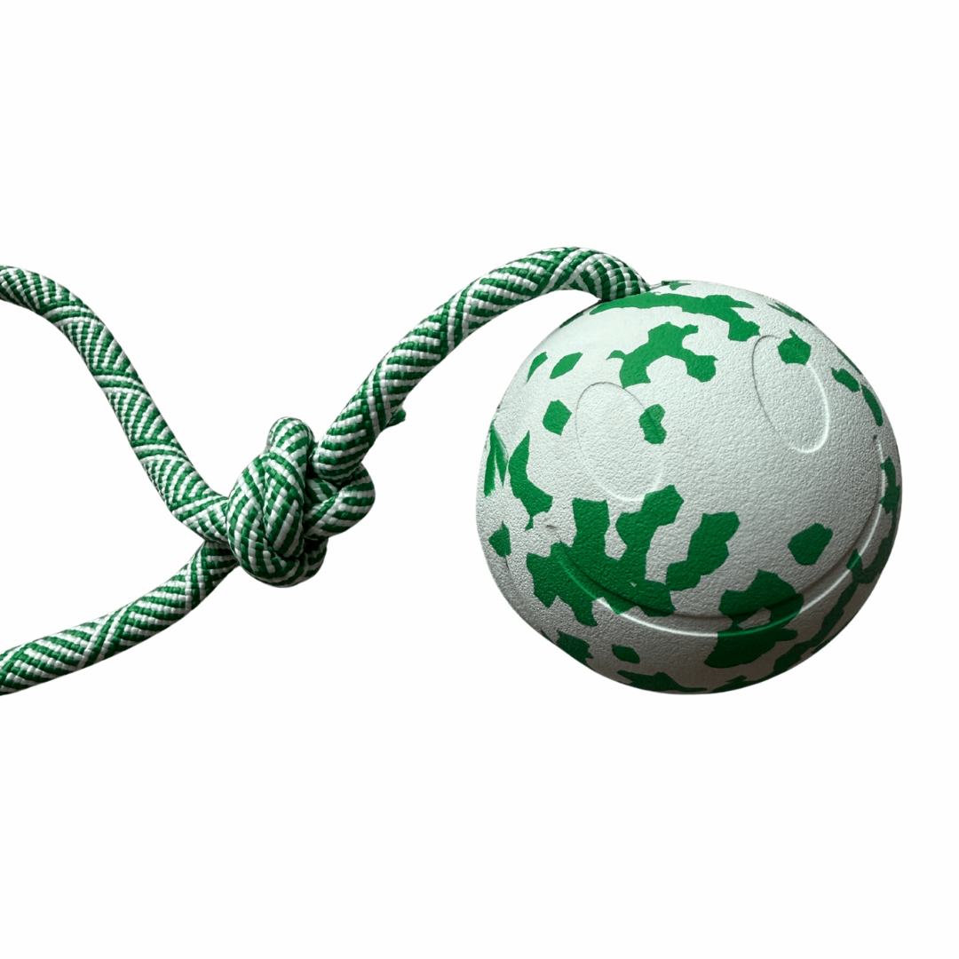 Groen-witte Bamboe Bal met koord – duurzame hondenspeelbal van rubber en bamboevezel