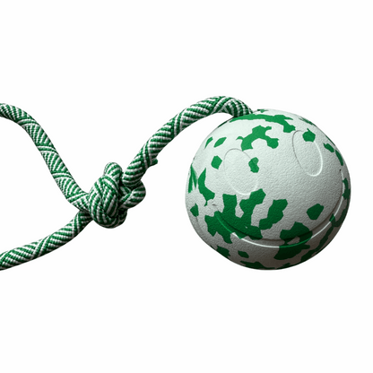 Groen-witte Bamboe Bal met koord – duurzame hondenspeelbal van rubber en bamboevezel