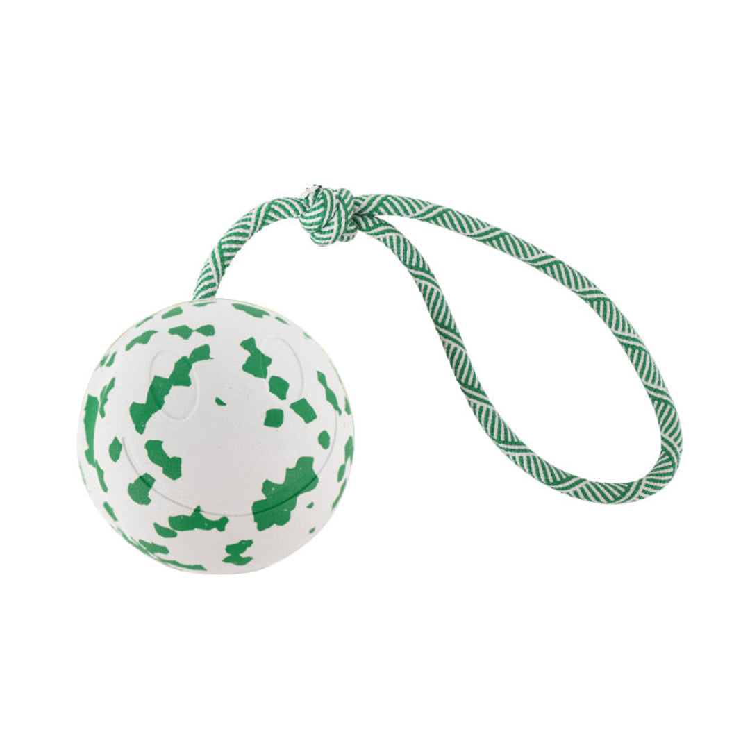 Groen-witte Bamboe Bal met koord – duurzame hondenspeelbal van rubber en bamboevezel