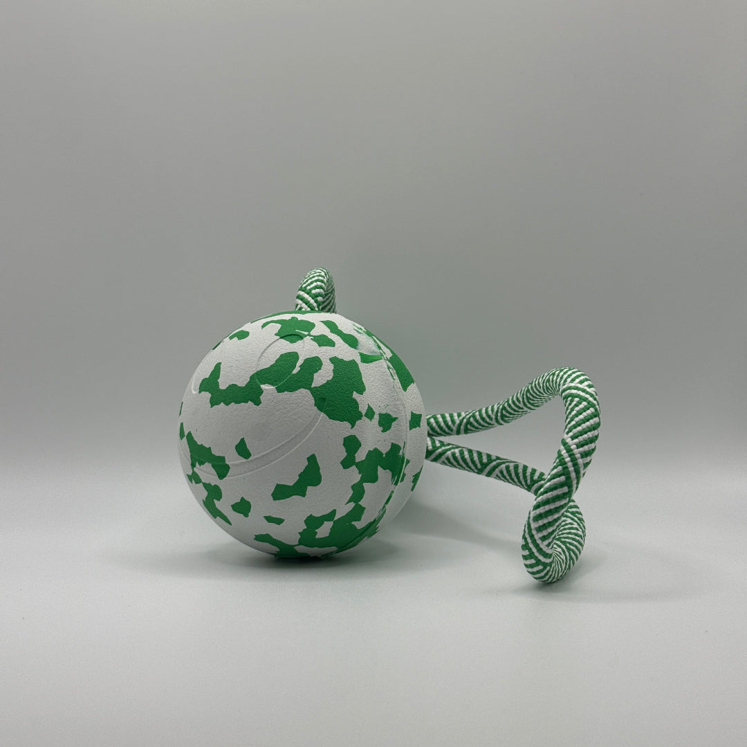 Groen-witte Bamboe Bal met koord – duurzame hondenspeelbal van rubber en bamboevezel