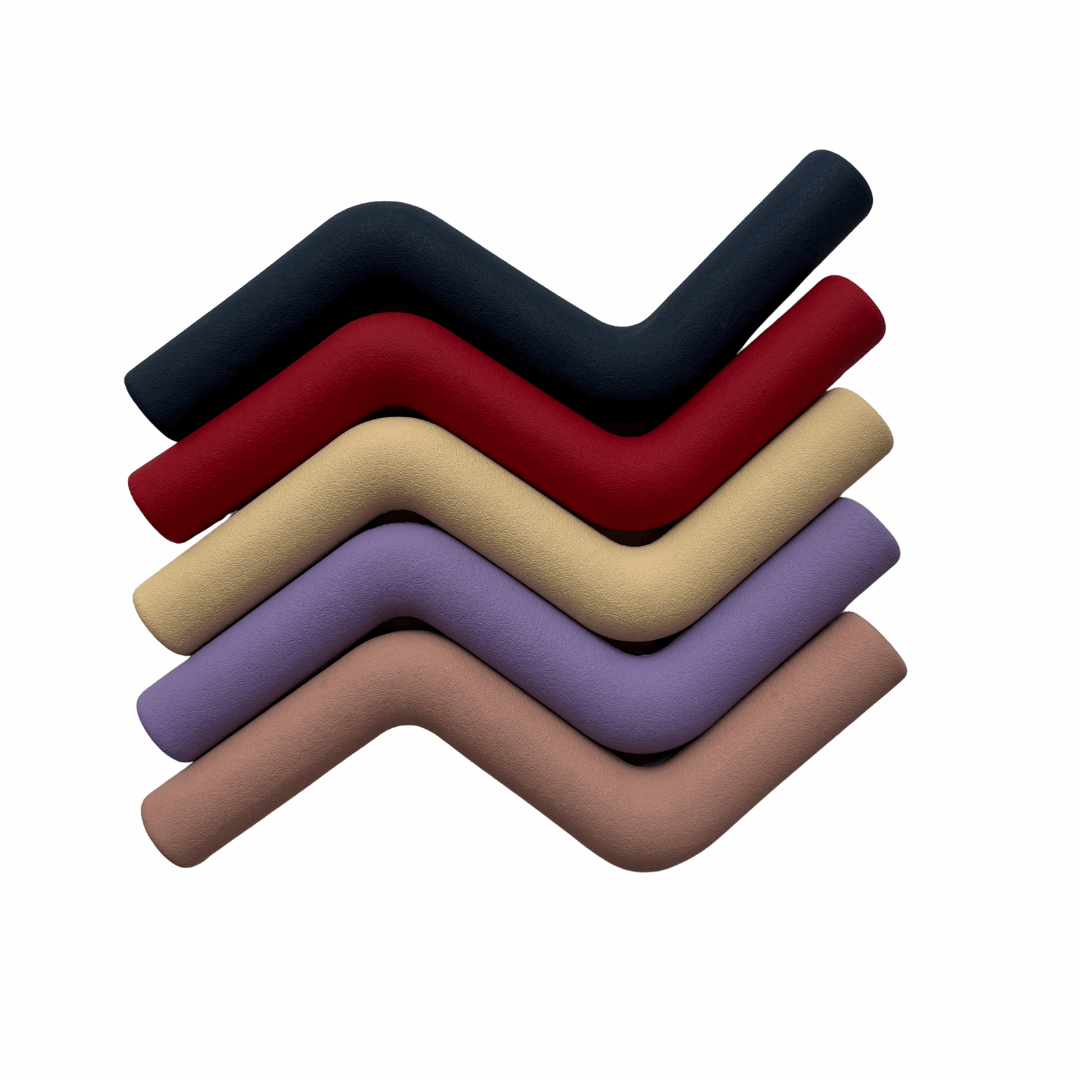 Hond speelt met roze, blauwe, rode, paarse, beigeSpeeltak van natuurlijk rubber – veilig alternatief voor de klassieke stok