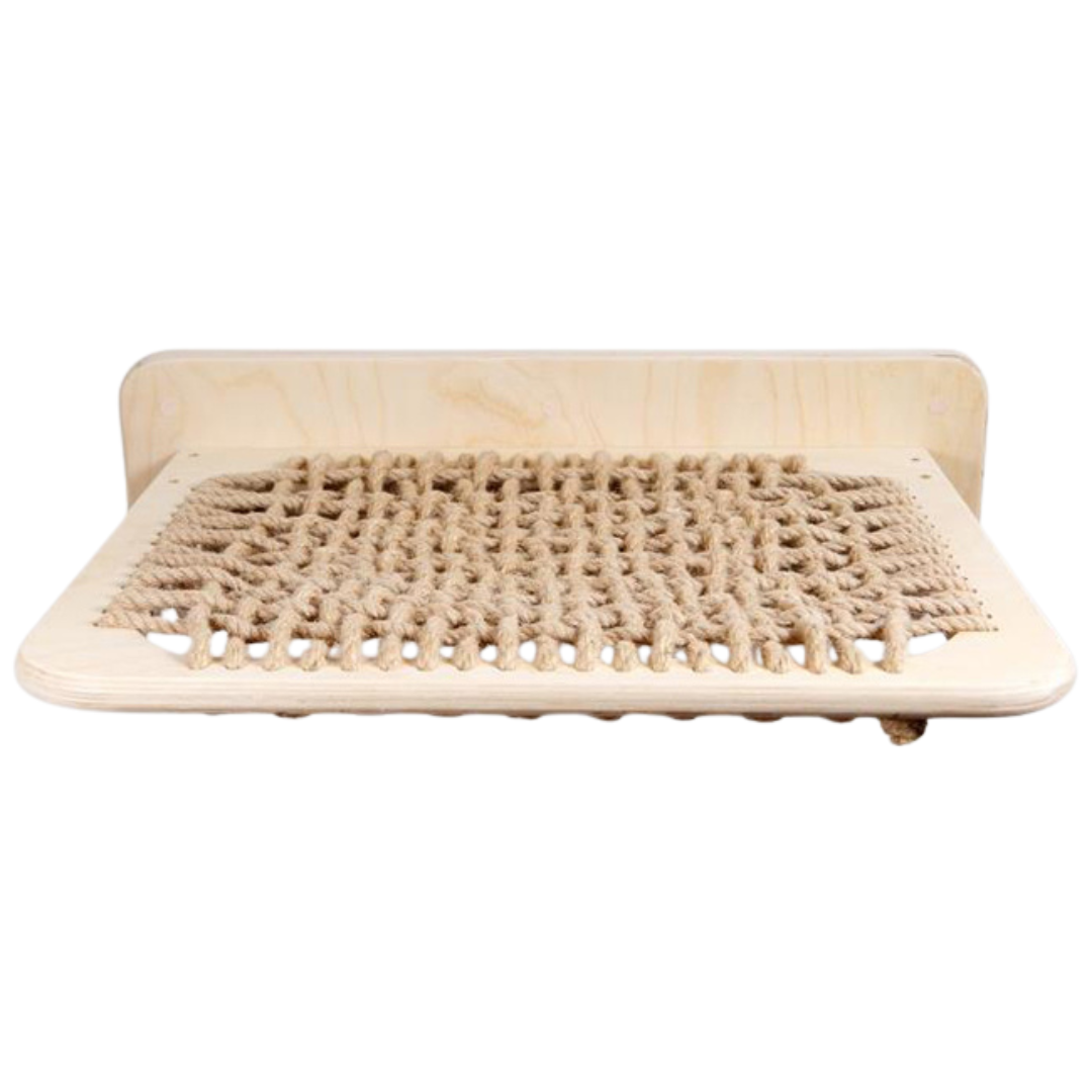 Kattenwandplank van hout met gevlochten touwmat en liggende kat