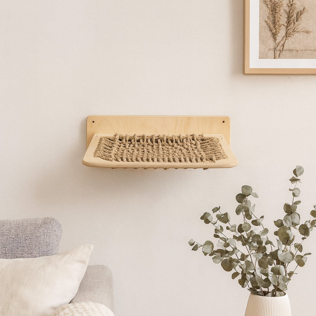 Kattenwandplank van hout met gevlochten touwmat en liggende kat