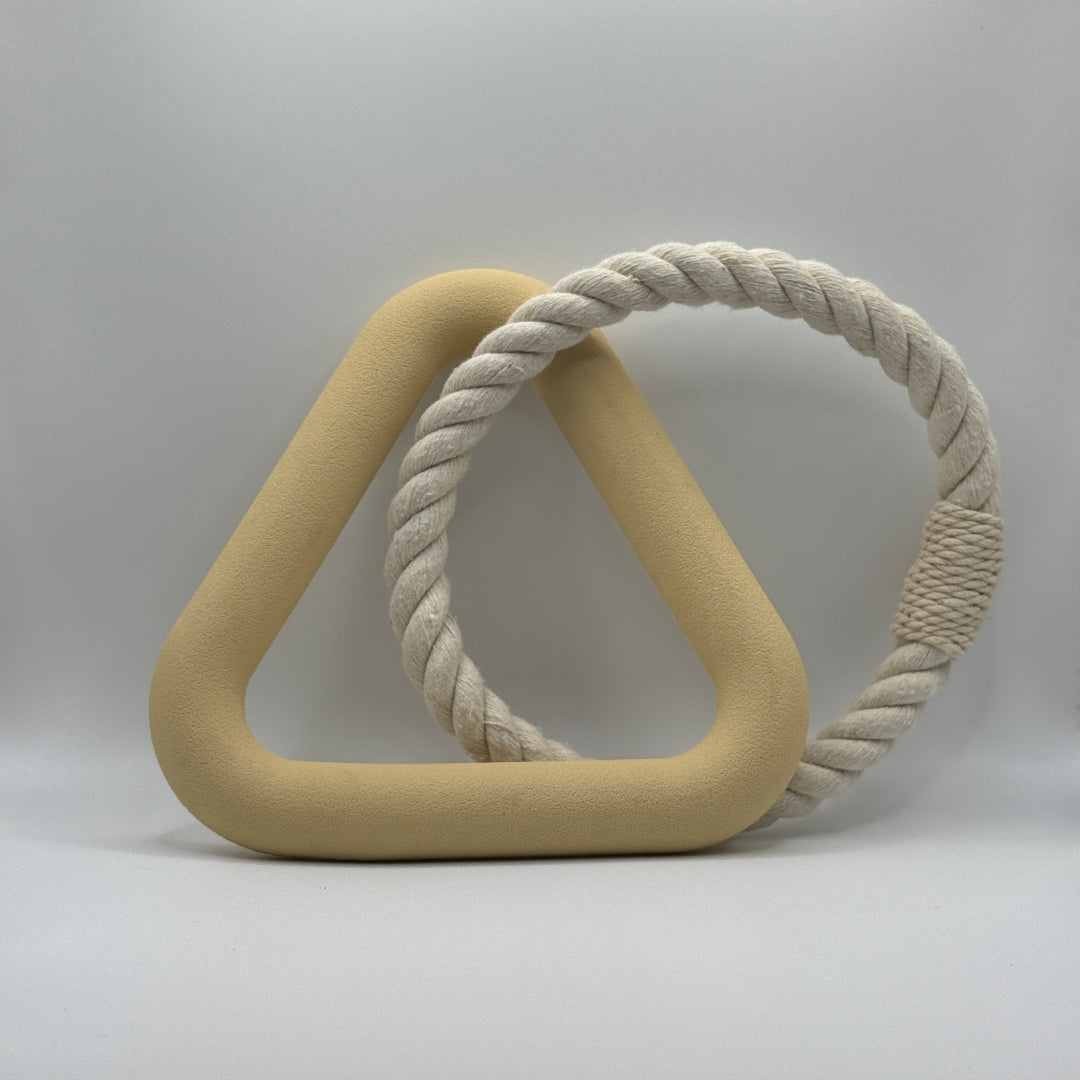 Kauwtriangel bijtspeeltje van natuurlijk rubber in diverse kleuren beige geel