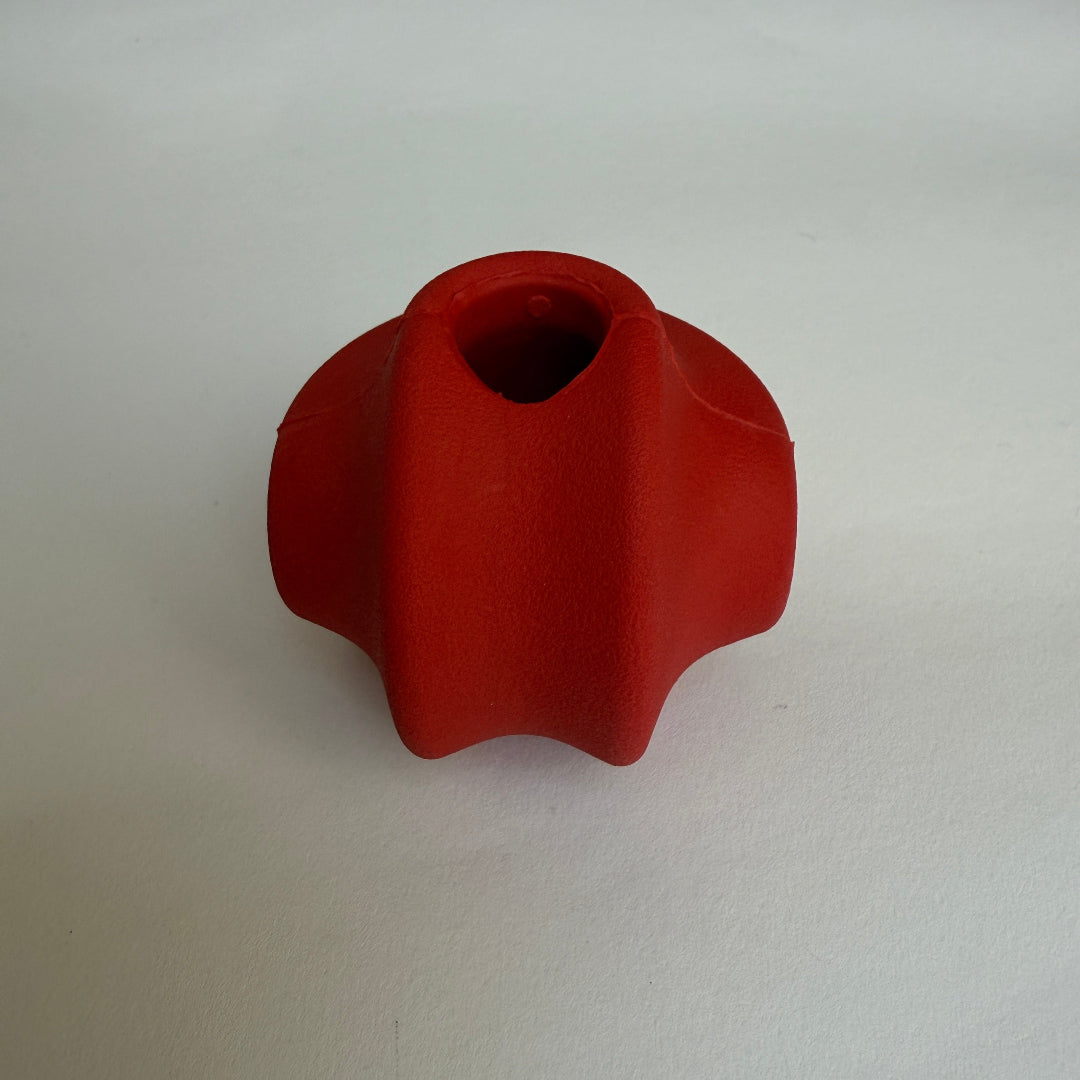 Snack & speelbal van natuurlijk rubber met openingen, verkrijgbaar in diverse kleuren

