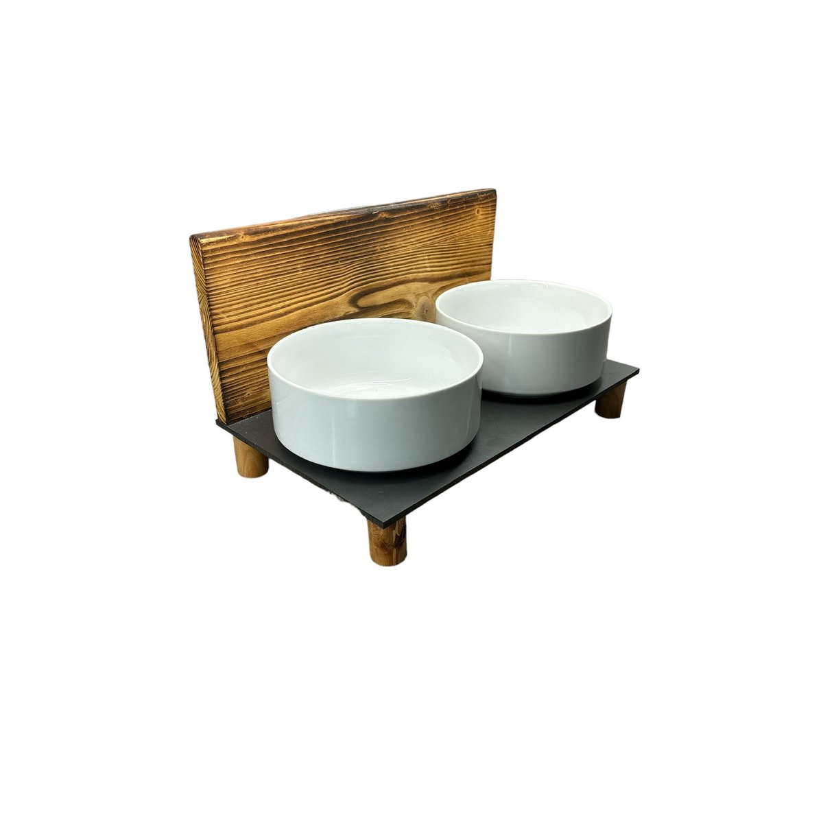 Verhoogd hondenvoerstation met porseleinen kommen en gevlamd houten achterwand