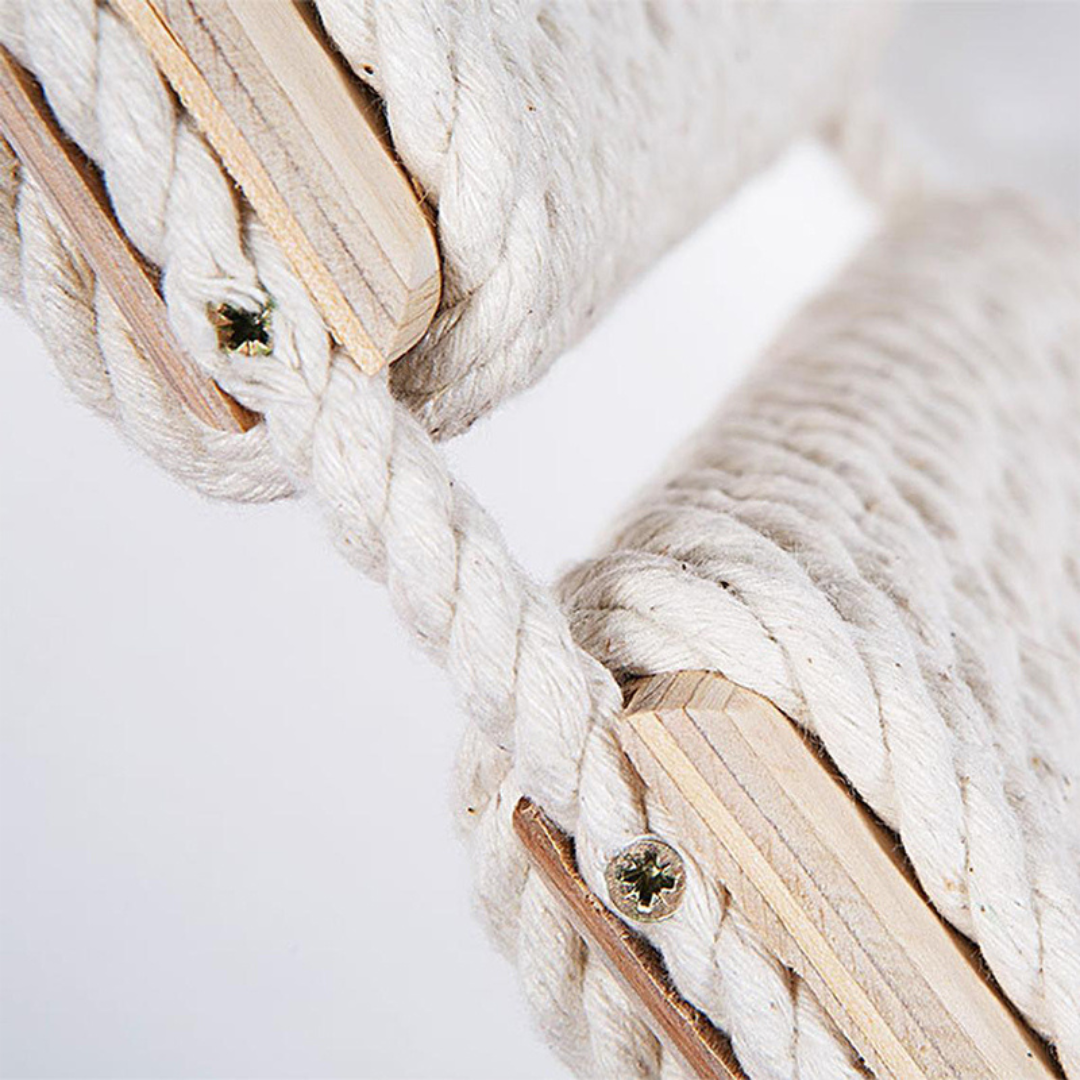 Kattenklimladder houten klimtrap voor katten aan de muur, met touwstructuur