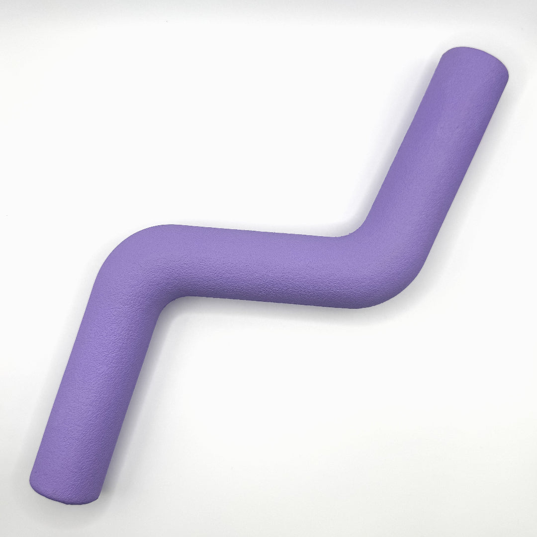 Paarse_Hond_speelt_met_roze_blauwe_rode_paarse_beige_Speeltak_van_natuurlijk_rubber_veilig_alternatief_voor_de_klassieke_stok