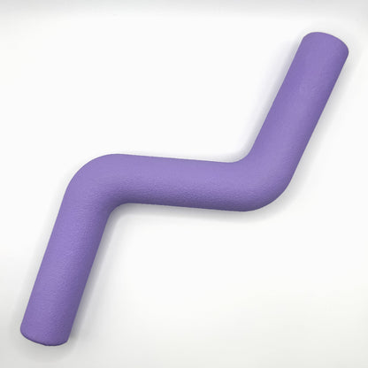 Paarse_Hond_speelt_met_roze_blauwe_rode_paarse_beige_Speeltak_van_natuurlijk_rubber_veilig_alternatief_voor_de_klassieke_stok