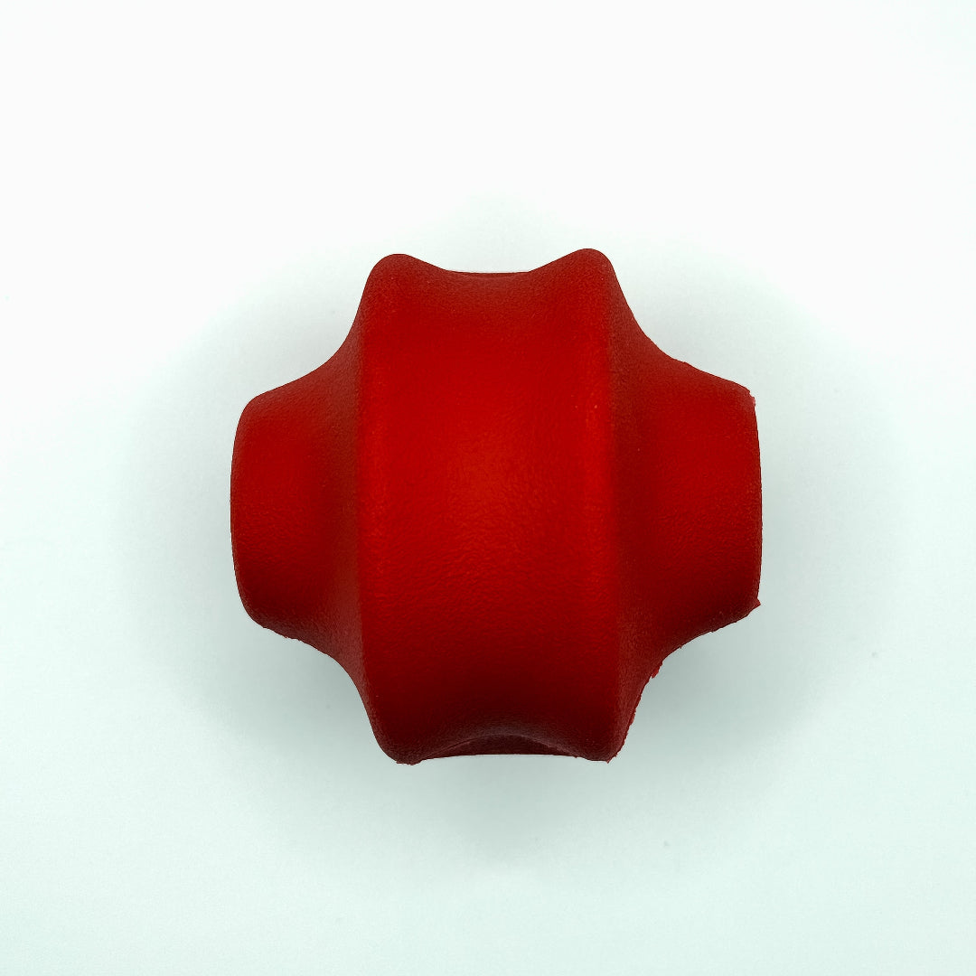 Beige_roze_rood_Snack_speelbal_van_natuurlijk_rubber_met_openingen_verkrijgbaar_in_diverse_kleuren_rood