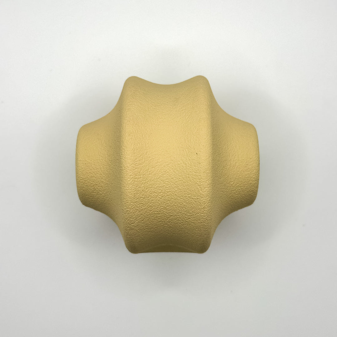 Beige_Beige_roze_rood_Snack_speelbal_van_natuurlijk_rubber_met_openingen_verkrijgbaar_in_diverse_kleuren