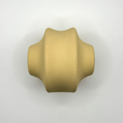 Beige_Beige_roze_rood_Snack_speelbal_van_natuurlijk_rubber_met_openingen_verkrijgbaar_in_diverse_kleuren