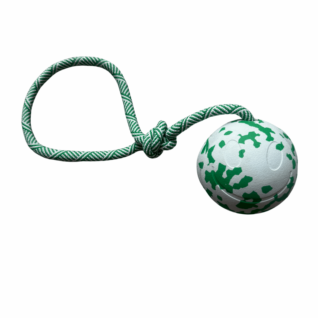 Groen-witte Bamboe Bal met koord – duurzame hondenspeelbal van rubber en bamboevezel