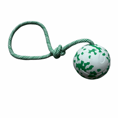 Groen-witte Bamboe Bal met koord – duurzame hondenspeelbal van rubber en bamboevezel