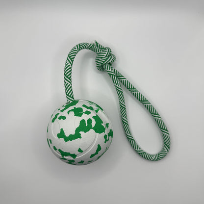 Groen-witte Bamboe Bal met koord – duurzame hondenspeelbal van rubber en bamboevezel 