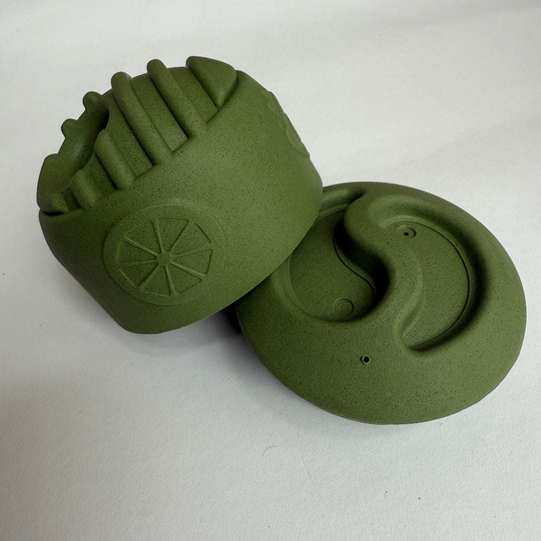 hond speelt met olijfgroene Snuffel & Snack Bal van natuurlijk rubber, gevuld met brokjes