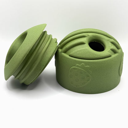 hond_speelt_met_olijfgroene_Snuffel_Snack_Bal_van_natuurlijk_rubber_gevuld_met_brokjes_open