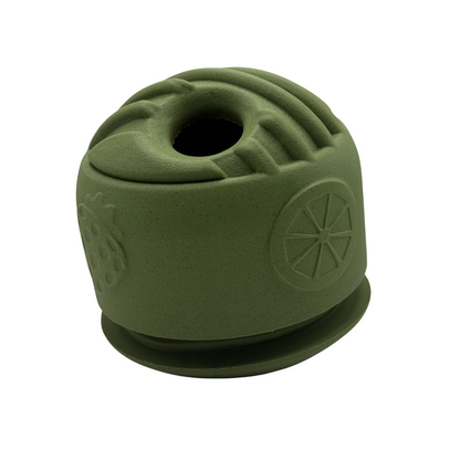 hond_speelt_met_olijfgroene_Snuffel_Snack_Bal_van_natuurlijk_rubber_gevuld_met_brokjes_spelen