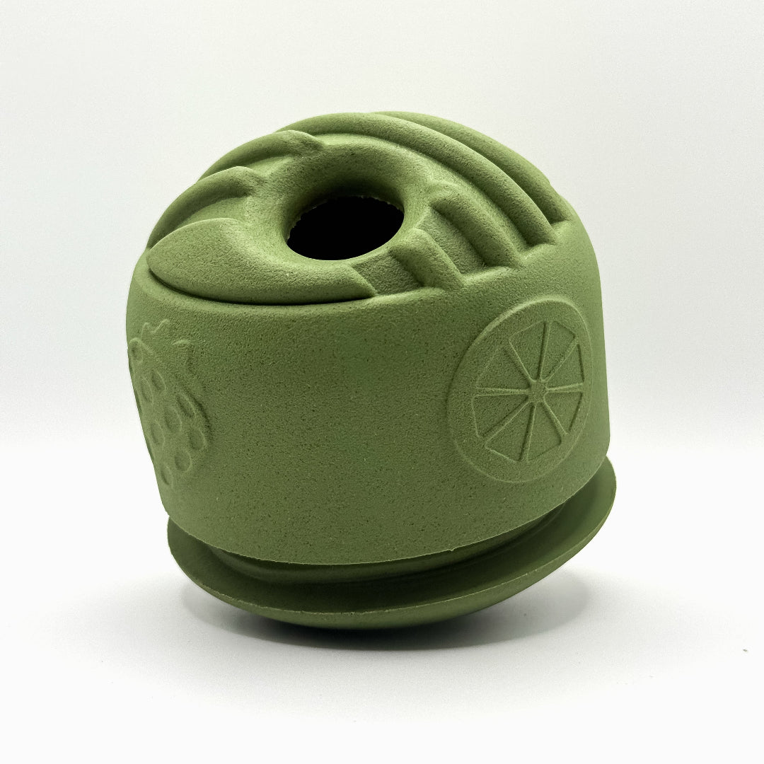 hond_speelt_met_olijfgroene_Snuffel_Snack_Bal_van_natuurlijk_rubber_gevuld_met_brokjes_spelen