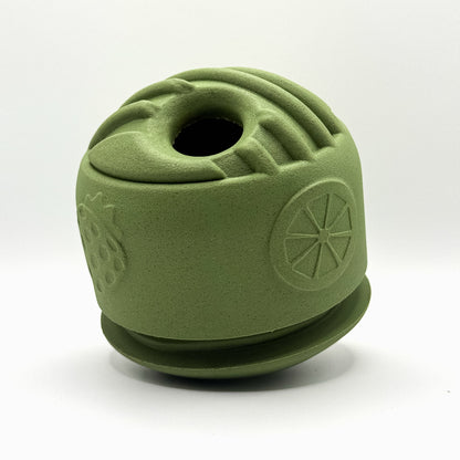 hond_speelt_met_olijfgroene_Snuffel_Snack_Bal_van_natuurlijk_rubber_gevuld_met_brokjes_spelen