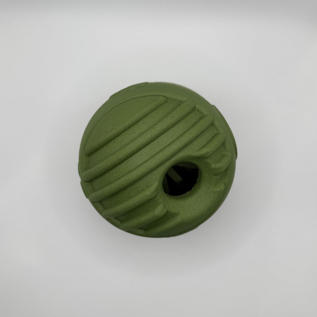 honden speelgoed olijfgroene Snuffel & Snack Bal van duurzaam natuurlijk rubber, gevuld met brokjes vanaf de onderkant