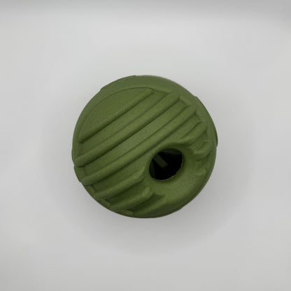 honden speelgoed olijfgroene Snuffel & Snack Bal van duurzaam natuurlijk rubber, gevuld met brokjes vanaf de onderkant