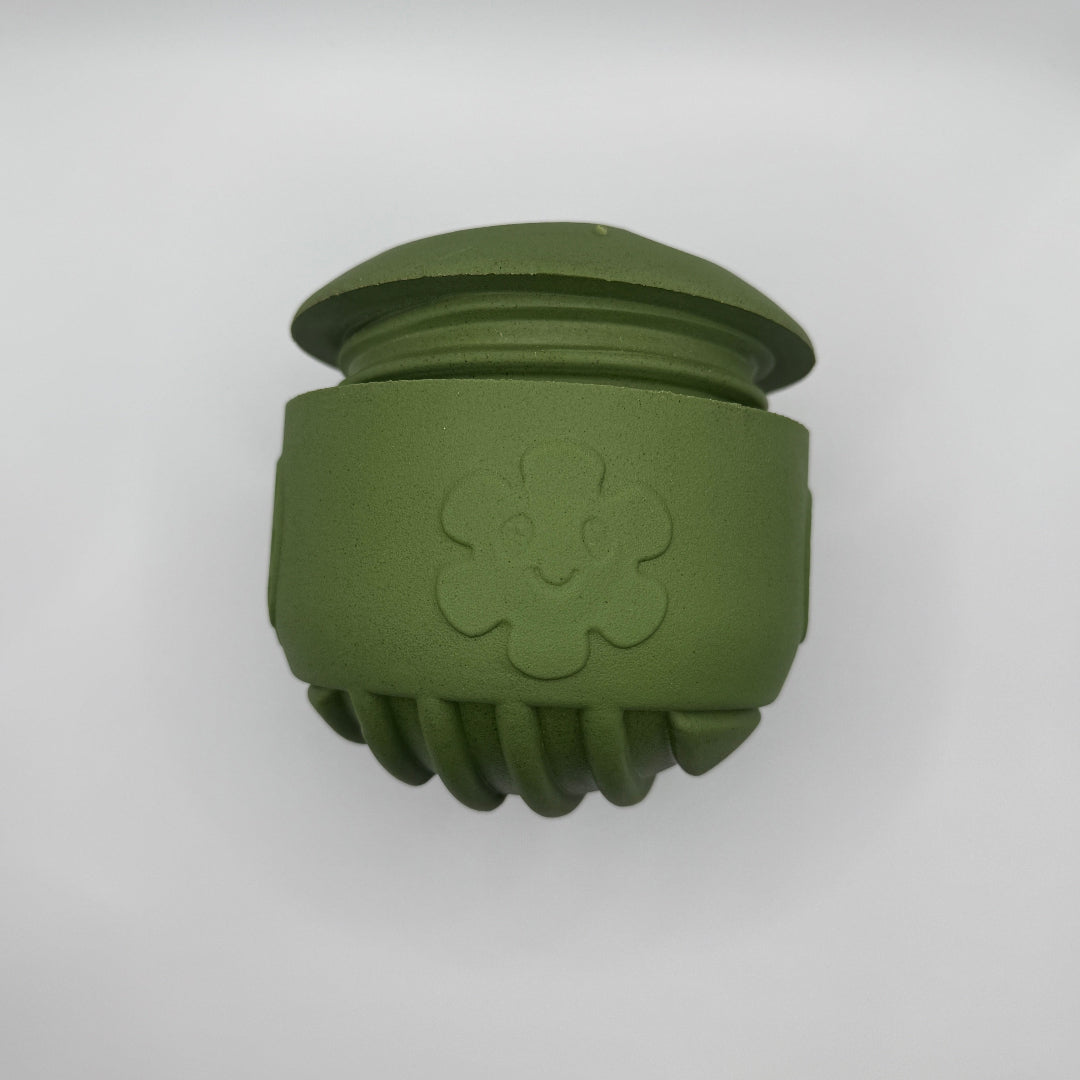 honden speelgoed olijfgroene Snuffel & Snack Bal van duurzaam natuurlijk rubber, gevuld met brokjes open