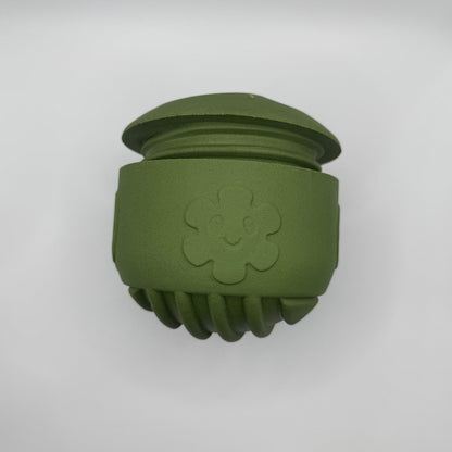 honden speelgoed olijfgroene Snuffel & Snack Bal van duurzaam natuurlijk rubber, gevuld met brokjes open