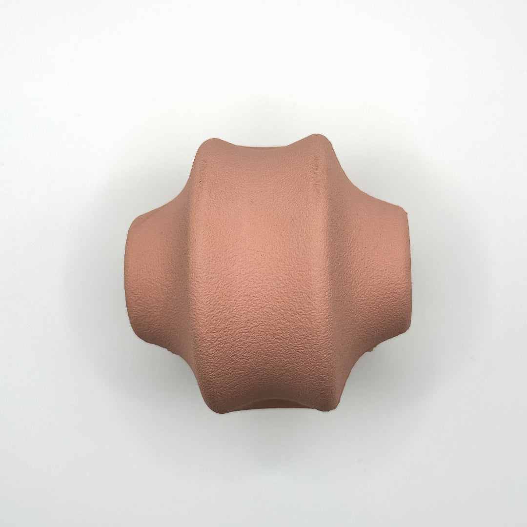 Beige_roze_rood_Snack_speelbal_van_natuurlijk_rubber_met_openingen_verkrijgbaar_in_diverse_kleuren_roze