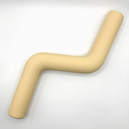 Hond_speelt_met_roze_blauwe_rode_paarse_beige_Speeltak_van_natuurlijk_rubber_veilig_beige_alternatief_voor_de_klassieke_stok