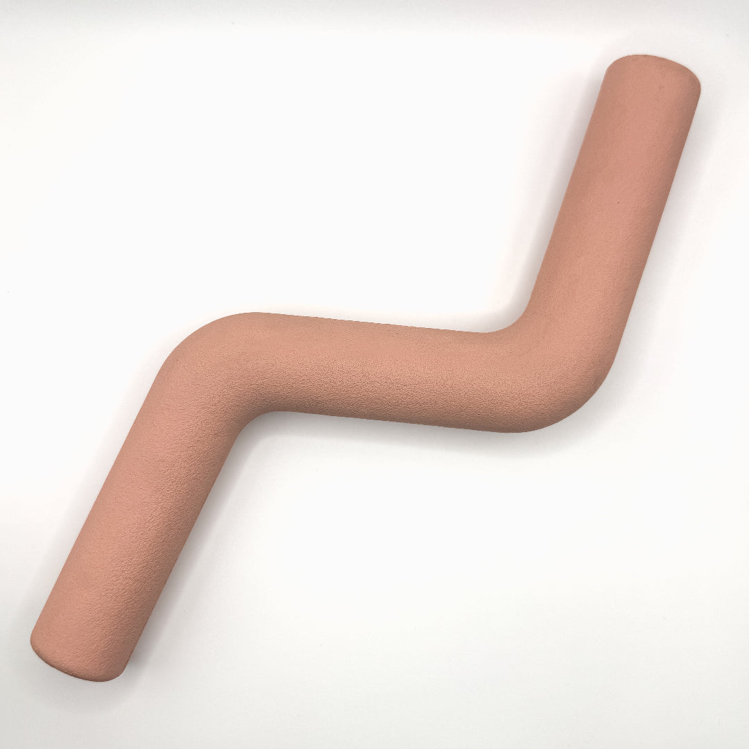 Roze_Hond_speelt_met_roze_blauwe_rode_paarse_beige_Speeltak_van_natuurlijk_rubber_veilig_alternatief_voor_de_klassieke_stok