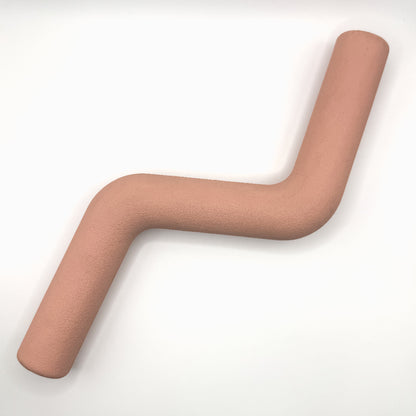 Roze_Hond_speelt_met_roze_blauwe_rode_paarse_beige_Speeltak_van_natuurlijk_rubber_veilig_alternatief_voor_de_klassieke_stok